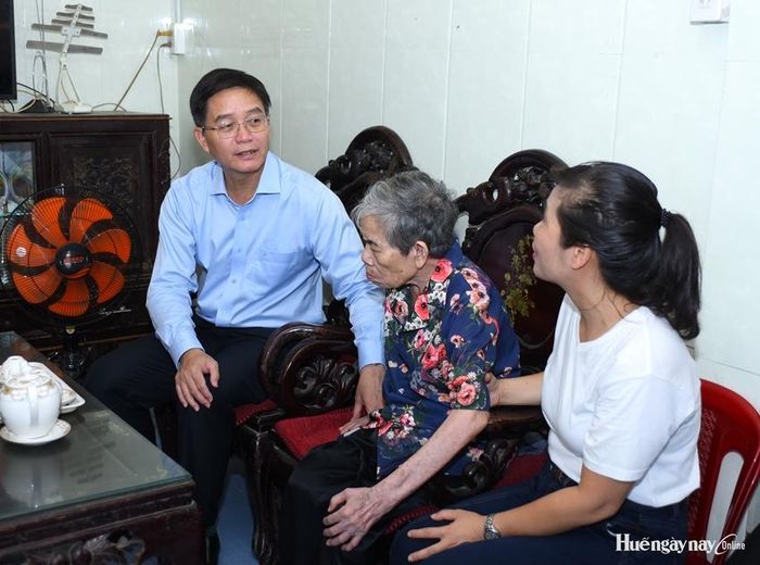 Bí thư Thành ủy Nguyễn Đình Trung ân cần hỏi thăm sức khỏe Anh hùng Lực lượng vũ trang nhân dân Nguyễn Thị Lài