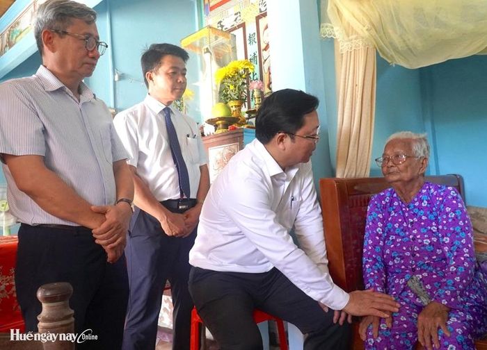 Chủ tịch UBND thành phố Lê Trí Thanh thăm hỏi, động viên Mẹ Việt Nam Anh hùng Trần Thị Nguyệt