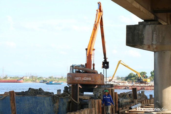 Công nhân làm việc ở công trường đối diện với sóng gió cũng như nắng nóng cao điểm