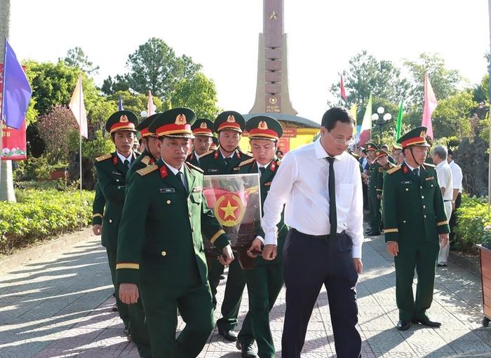  Tiễn đưa liệt sĩ đến nơi an nghỉ tại Nghĩa trang Liệt sĩ Phú Bài 