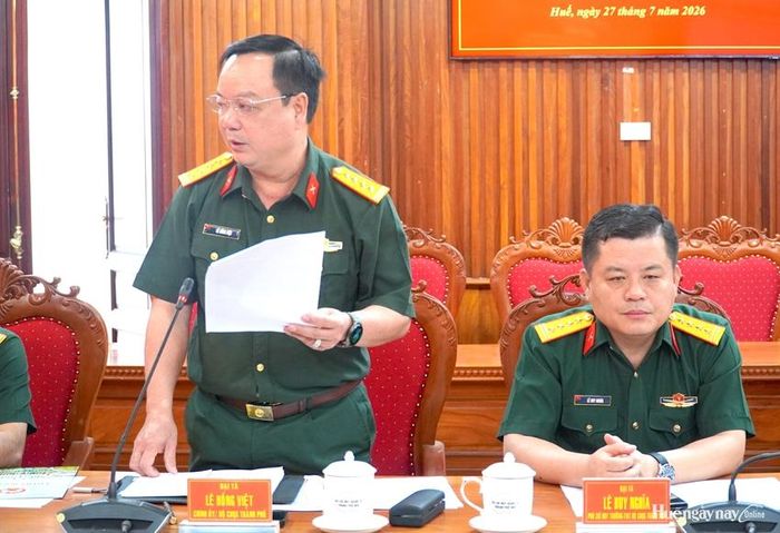 Đại tá Lê Hồng Việt, Chính ủy Bộ Chỉ huy Quân sự thành phố phát biểu tại hội nghị 