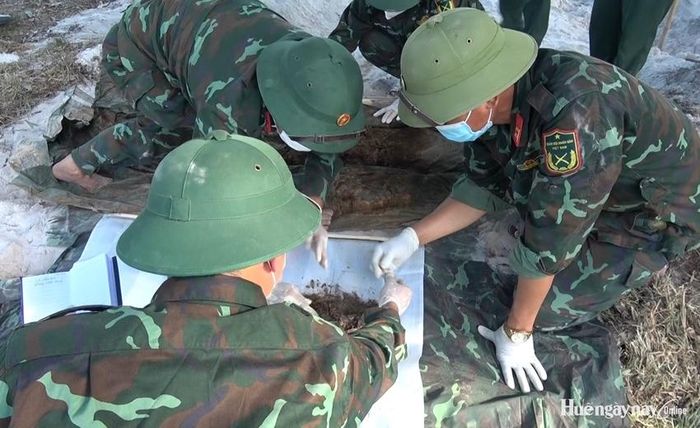 Đội Quy tập 192, Bộ Chỉ huy Quân sự thành phố Huế tổ chức cất bốc, quy tập được 1 hài cốt liệt sĩ tại khu vực Ga Hương Thủy, thuộc địa bàn tổ dân phố Châu Sơn, phường Hương Thủy. Ảnh: Quang Đạo 