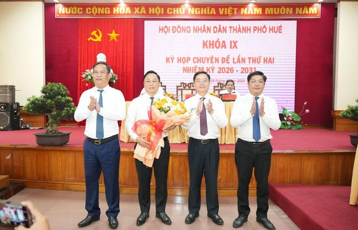 Lãnh đạo thành phố Huế tặng hoa chúc mừng đồng chí Lê Trí Thanh. Ảnh Cổng TTĐT Thành phố Huế