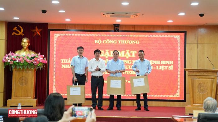 Đại diện các đồng chí là con liệt sĩ đang công tác tại Bộ Công Thương nhận quà tri ân.