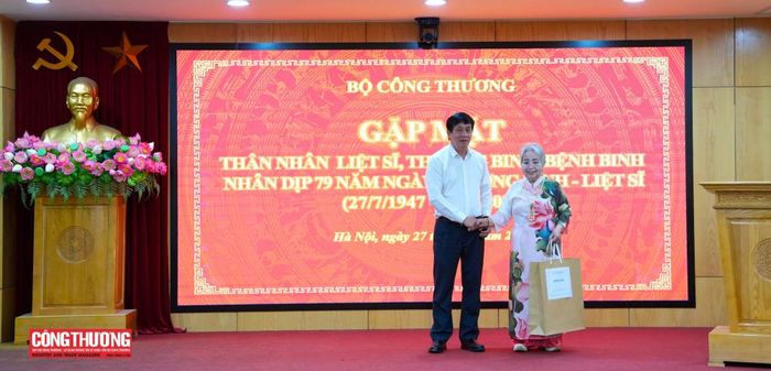 Lãnh đạo Đảng ủy Bộ Công Thương trao quà tri ân Bà mẹ Việt Nam Anh hùng Nguyễn Kim Loan