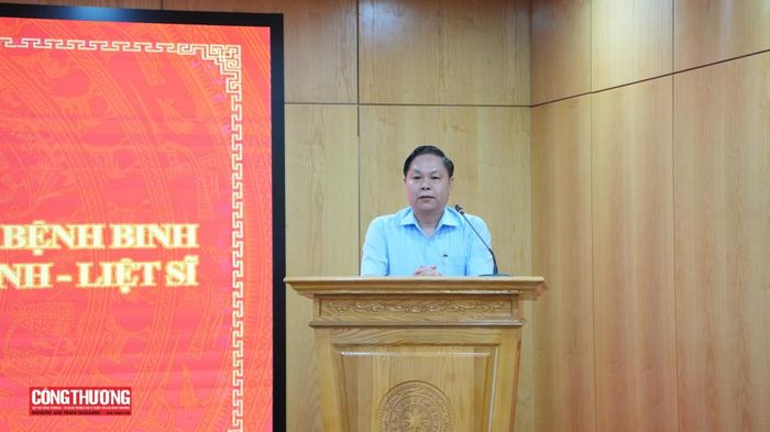 Đồng chí Trần Hoài Trang, Phó Cục trưởng Cục Điều tiết Điện lực, đại diện thân nhân các gia đình liệt sĩ đang công tác tại Bộ Công Thương phát biểu tại chương trình.