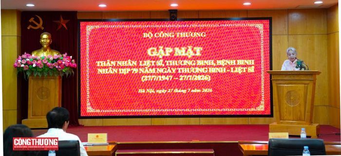 Bà mẹ Việt Nam Anh hùng Nguyễn Kim Loan chia sẻ những ký ức, tình cảm và gửi tặng chương trình bài thơ do chính mình sáng tác.