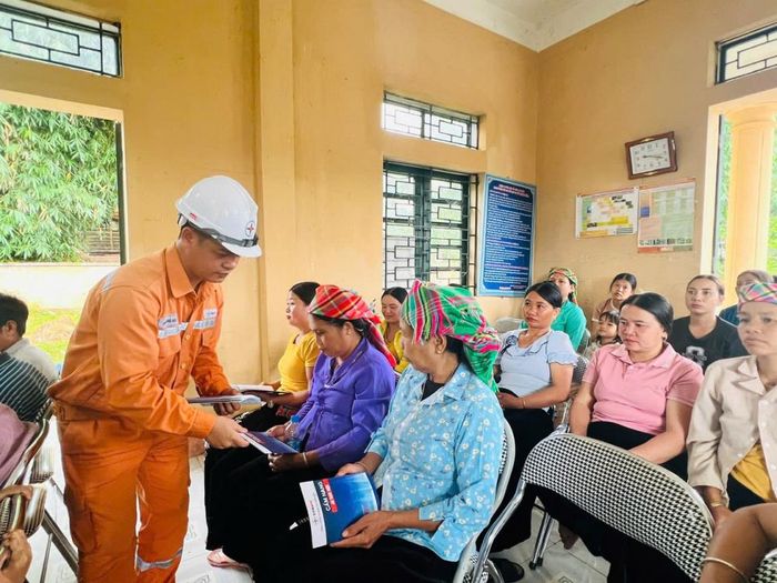 Điện lực Tân Uyên thuộc Công ty Điện lực Lai Châu phát cẩm nang tuyên truyền bảo vệ an toàn hành lang lưới điện cao áp