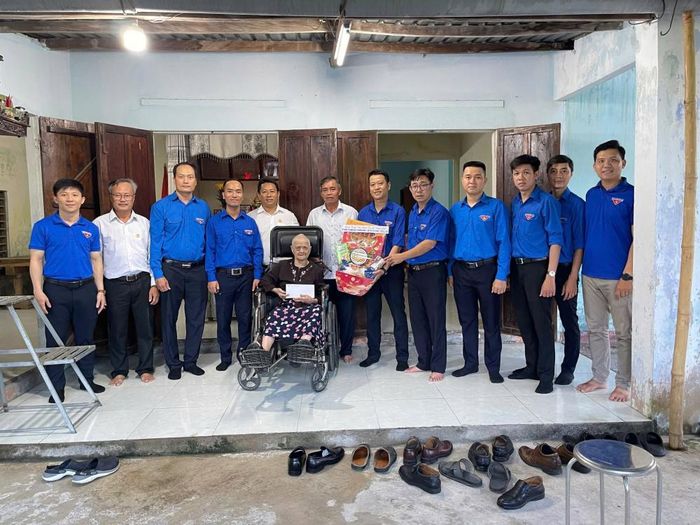 Thăm hỏi, sẻ chia tình cảm chân thành tới các gia đình người có công với cách mạng