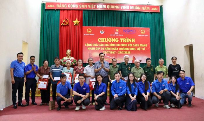Chương trình tặng quà các gia đình có công với Cách mạng nhân dịp 79 năm Ngày Thương binh - Liệt sĩ