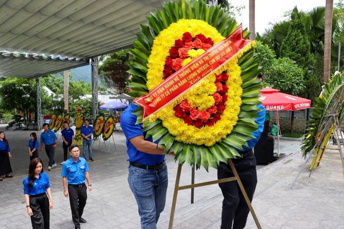Ngày 25/7/2026, Đoàn Thanh niên Công ty TNHH MTV Vận hành hệ thống điện và thị trường điện Quốc gia (NSMO), Trung tâm Điều độ Hệ thống điện miền Bắc (NSO) và Công ty Cổ phần Năng lượng Bitexco - Cụm Thủy điện Sông Lô dâng hương, dâng hoa tưởng niệm các Anh hùng liệt sĩ tại Nghĩa trang Liệt sĩ Quốc gia Vị Xuyên