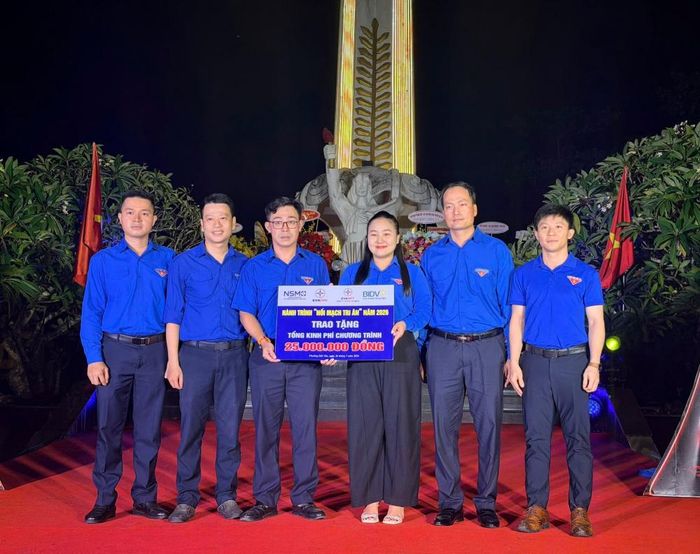 Đại diện các đơn vị ngành Điện trao bảng tượng trưng bàn giao công trình “Nối mạch tri ân 2026”