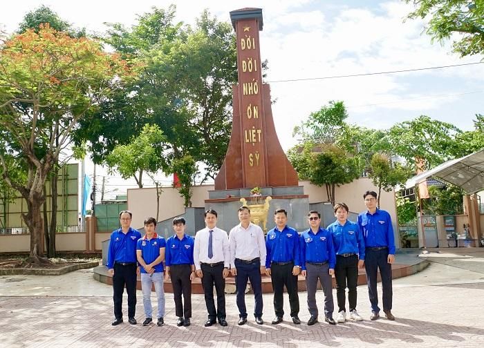 Công ty EPS tham gia chương trình dâng hương tưởng niệm tại Đền thờ Liệt sĩ Phường Phú Mỹ.