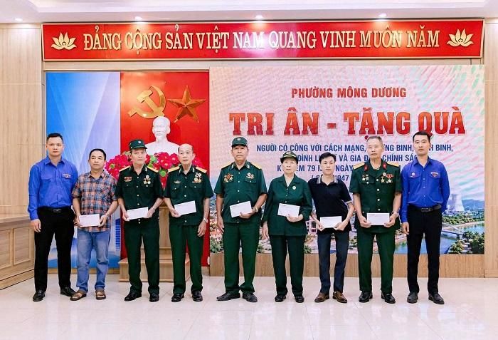 Chi đoàn Khối sửa chữa Mông Dương thăm hỏi, tặng quà cho thương bệnh binh, gia đình chính sách tại Phường Mông Dương (Quảng Ninh).