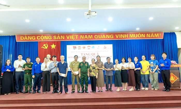 Ông Trần Triết Khoa - Phó Giám đốc, Chủ tịch Công đoàn và Đoàn thanh niên EPS thăm hỏi, tặng quà cho các thương binh, bệnh binh, gia đình chính sách trên địa bàn phường Phú Mỹ.