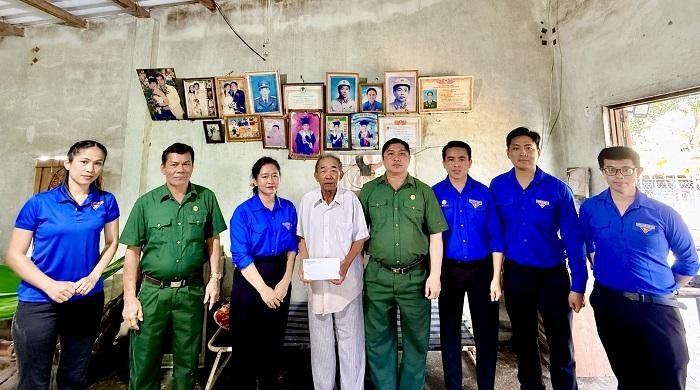 Chi đoàn Khối sửa chữa Vĩnh Tân thăm hỏi, tặng quà cho thương bệnh binh, gia đình chính sách tại xã Vĩnh Hảo (Lâm Đồng).