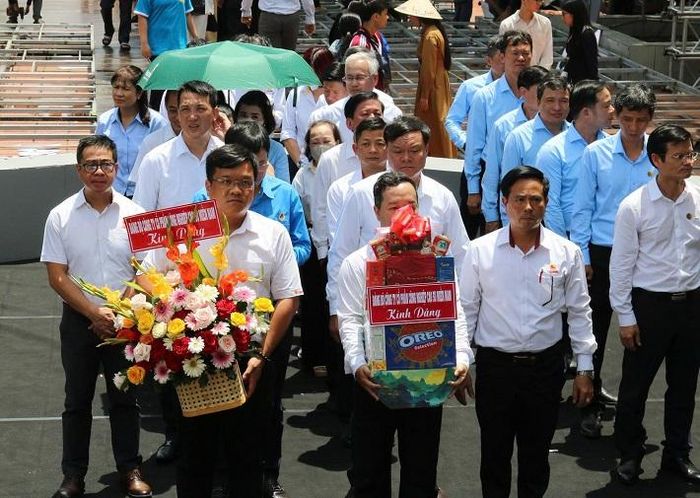 Đoàn cán bộ, đảng viên Công ty Cổ phần Công nghiệp Cao su Miền Nam thành kính dâng lễ tưởng niệm các Anh hùng liệt sĩ