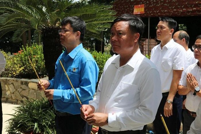 Ông Nguyễn Đình Khoát, Bí thư Đảng ủy, Tổng Giám đốc Công ty Cổ phần Công nghiệp Cao su Miền Nam thành kính dâng hương tại lễ tưởng niệm các Anh hùng liệt sĩ