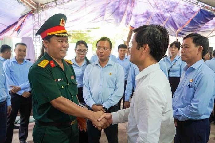 Đoàn Công ty Cổ phần Phân bón Miền Nam thăm hỏi, động viên và trao quà các lực lượng đang thực hiện nhiệm vụ tìm kiếm, quy tập hài cốt liệt sĩ tại Công viên Văn hóa Lê Thị Riêng