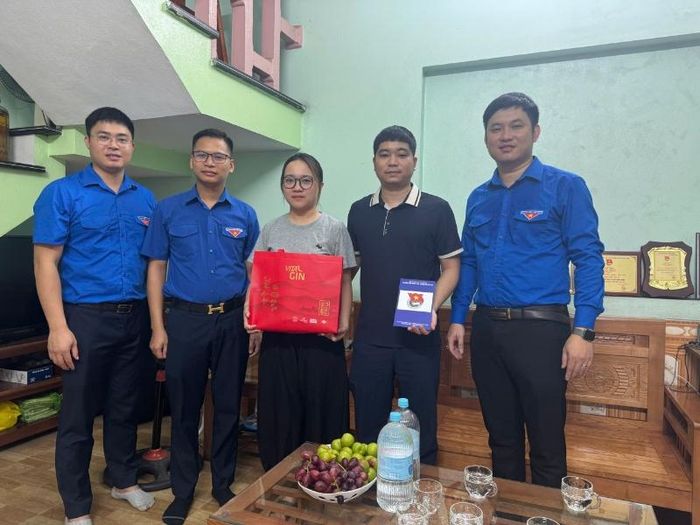 Đoàn Thanh niên TKV phối hợp cùng Đoàn Thanh niên Công ty thăm, tặng quà các gia đình đoàn viên thanh niên là con thương binh, liệt sĩ và gia đình chính sách