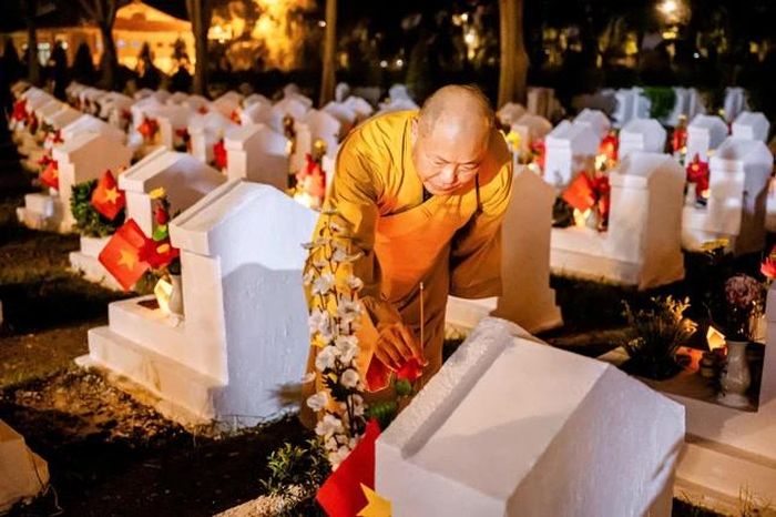 Thắp hương tại các mộ phần