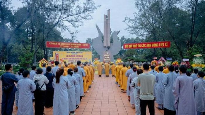 Chư Tăng và Phật tử dâng hương tại Nghĩa trang Liệt sĩ Long Thành nhân kỷ niệm 79 năm ngày Thương binh - Liệt sĩ 27-7