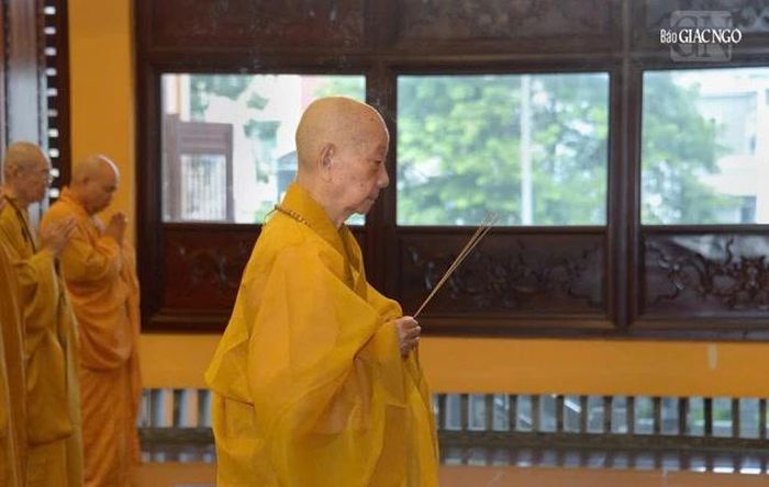 Đức Pháp chủ dâng hương Tam bảo