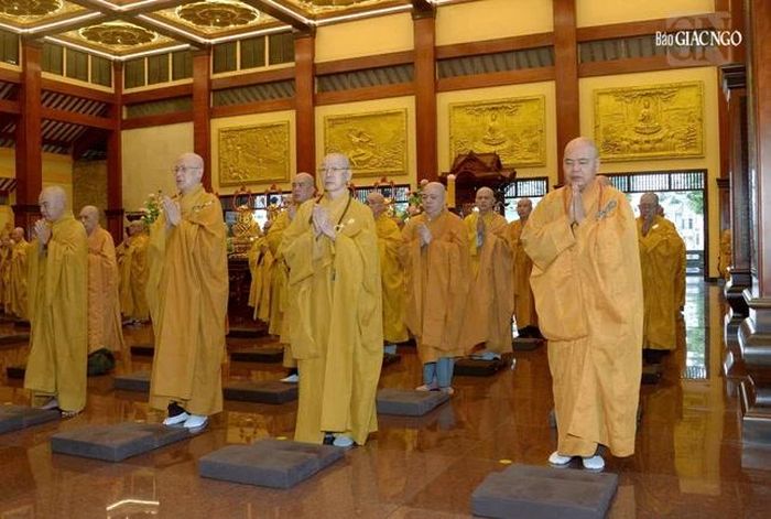 Chư tôn đức tham dự lễ Bố-tát định kỳ tại Việt Nam Quốc Tự