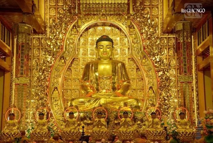 Đức Bổn Sư Thích Ca Mâu Ni tại chánh điện Việt Nam Quốc Tự