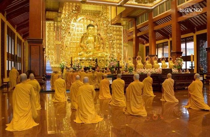 Đại chúng đảnh lễ Tam bảo