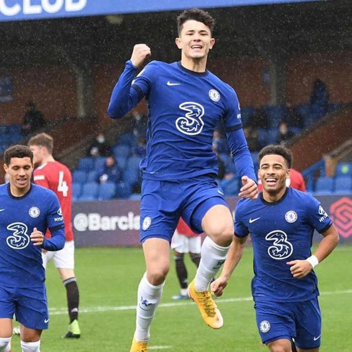 Jude Soonsup-Bell ăn mừng bàn thắng trong màu áo đội trẻ Chelsea.