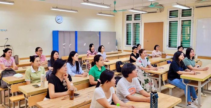 Buổi tập huấn giúp giáo viên Trường THCS Trưng Vương nắm bắt những điểm mới của bộ sách giáo khoa thống nhất trước năm học 2026-2027.