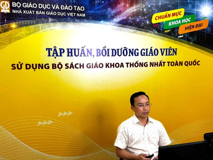 Hiệu trưởng Trường THCS Thái Thịnh Nguyễn Cao Cường tham gia buổi tập huấn sử dụng bộ sách giáo khoa thống nhất chuẩn bị cho năm học 2026-2027.