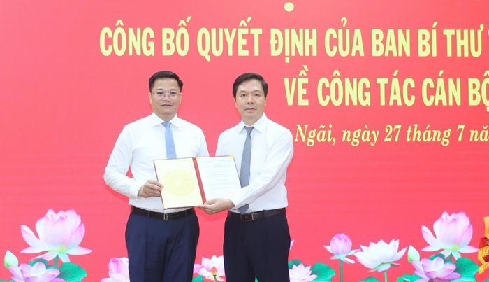 Phó Trưởng Ban Tổ chức Trung ương Trịnh Mạnh Linh (phải) trao quyết định cho ông Nguyễn Đức Tâm. 