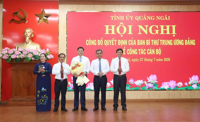 Thường trực Tỉnh ủy Quảng Ngãi tặng hoa chúc mừng ông Nguyễn Đức Tâm.