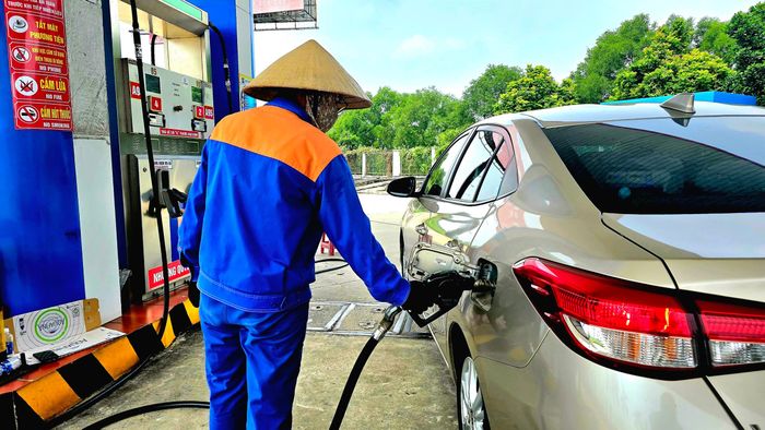 Thương nhân đầu mối và thương nhân phân phối được quyền tự quyết định giá bán lẻ xăng dầu (Ảnh: Hồng Hạnh).