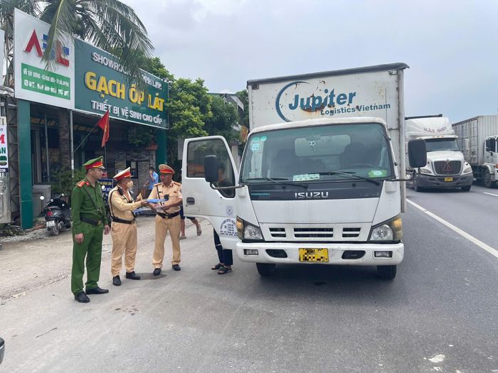 Công an xã Mao Điền phối hợp với Phòng Cảnh sát giao thông xử lý lái xe dừng, đỗ sai quy định tại nơi có biển cấm dừng, đỗ.