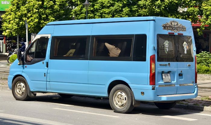 Nhiều người dân cho biết, tình trạng xe Limousine dừng, đỗ trái quy định gây cản trở giao thông.