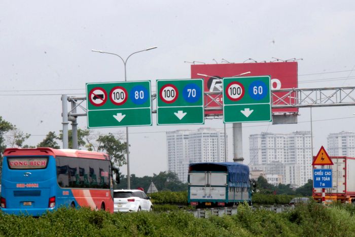 Hệ thống biển báo phân làn trên cao tốc Pháp Vân - Cao Bồ phân định rõ loại xe.