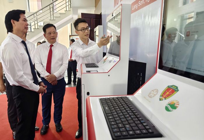 Lãnh đạo tỉnh Lạng Sơn trải nghiệm trạm dịch vụ công số mới được khai trương trên địa bàn.