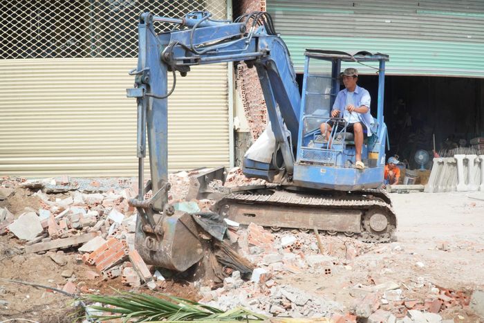 Theo Ban Quản lý dự án đầu tư xây dựng xã Xuân Thới Sơn, dự án thành phần 1 phục vụ cải tạo, nâng cấp quốc lộ 22 có 987 trường hợp bị ảnh hưởng. Đến ngày 24/7, đã có 565 trường hợp đồng ý nhận tiền, bàn giao mặt bằng, trong đó 256 trường hợp đã tháo dỡ nhà. Địa phương đã thành lập 6 tổ công tác vận động, hỗ trợ người dân giải quyết các vấn đề liên quan đến bồi thường, bàn giao mặt bằng; đồng thời huy động xe cuốc hỗ trợ tháo dỡ nhà, đẩy nhanh tiến độ thực hiện dự án.