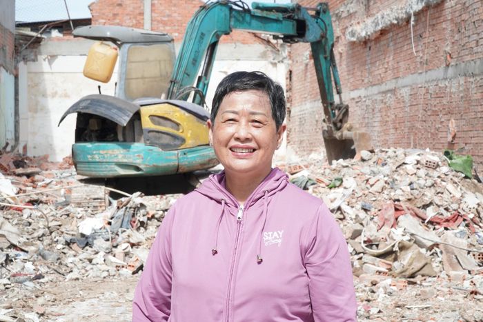 Bà Hạnh (65 tuổi, xã Bà Điểm) cho biết gia đình đã hoàn tất việc bàn giao mặt bằng để phục vụ dự án mở rộng quốc lộ 22. Thửa đất rộng gần 140m² của gia đình thuộc diện thu hồi và được bồi thường khoảng 2 tỷ đồng. "Tôi mong dự án sớm được triển khai để người dân ổn định cuộc sống, việc đi lại và buôn bán cũng thuận lợi hơn", bà Hạnh chia sẻ.