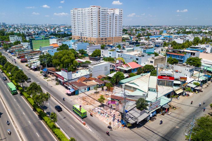 Cùng với việc mở rộng mặt đường, dự án sẽ xây dựng 7 cầu vượt tại các nút giao với các tuyến đường: Nguyễn Ảnh Thủ, Nguyễn Thị Sóc - Nhà Vuông, Lê Thị Hà, Trần Văn Mười - Bà Triệu, Lý Thường Kiệt - Nguyễn Văn Bứa, Nguyễn Thị Nuôi và Dương Công Khi - Lê Lợi.