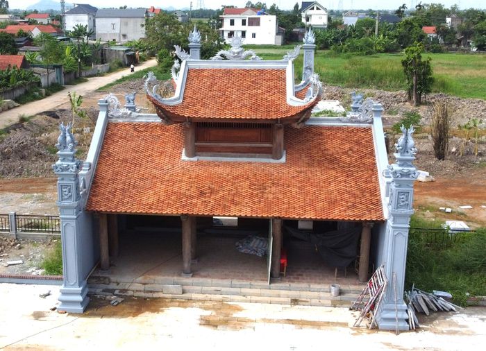 Ngày 27/7, trao đổi với PV Báo Xây dựng, ông Trương Giang Nam, Phó phòng Điều hành dự án Nga Sơn, Ban Quản lý dự án đầu tư xây dựng các công trình nông nghiệp và phát triển nông thôn Thanh Hóa cho biết: Theo kế hoạch công trình Bảo tồn, tôn tạo di tích Khu căn cứ khởi nghĩa Ba Đình sẽ được bàn giao đưa vào sử dụng trước tháng 8 năm nay. Hiện, chúng tôi đang đôn đốc nhà thầu hoàn tất việc chỉnh sửa một số chi tiết nhỏ và lau chùi vệ sinh để bàn giao cho chủ đầu tư.