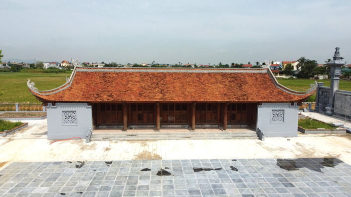 Ông Mai Ngọc Hào, Chỉ huy trưởng công trình của Công ty CP Bảo tồn di sản văn hóa kiến trúc Việt, cho hay: Mặc dù từ năm 2025 đến nay thời tiết không được thuận lợi, cộng với nguồn vật liệu khan hiếm, khiến cho nhà thầu thi công gặp không ít khó khăn. Trước những khó khăn trên phía nhà thầu đã phối hợp với chủ đầu tư kịp thời tháo gỡ, hiện công trình đã hoàn thành được 99% khối lượng công việc.