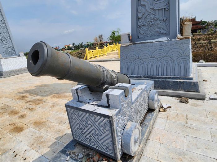 Bên cạnh đó, hai khẩu đại bác được đúc bằng gang cũng được phục dựng lại tại đây.