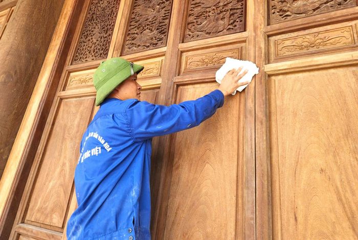 Đang vệ sinh lại những chi tiết hoa văn trên các cánh cửa, anh Ly Văn Hội, công nhân của Công ty CP Bảo tồn di sản văn hóa kiến trúc Việt, chia sẻ: Dù những ngày qua thời tiết ở đất khá nóng, nhưng anh em công nhân chúng tôi vẫn cố gắng bám công trường hoàn tất các phần việc còn lại để công ty bàn giao công trình này cho chủ đầu tư theo đúng kế hoạch.