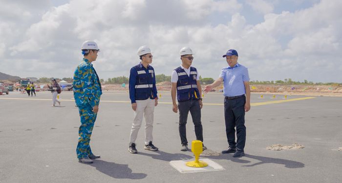 Chuyên gia hàng không Trịnh Như Long (bìa phải) cùng các kỹ sư kiểm tra hệ thống thiết bị lắp đặt trên đường băng số 2 tại sân bay Phú Quốc.