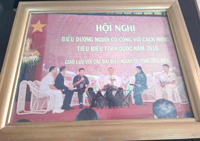 Cựu binh Chớ được vinh danh trong các hội nghị.