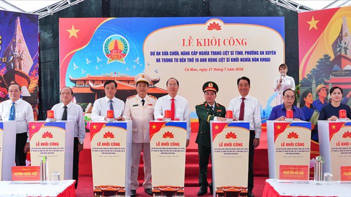 Đại biểu thực hiện nghi thức khởi công các dự án (Ảnh: Trần Chuyển).